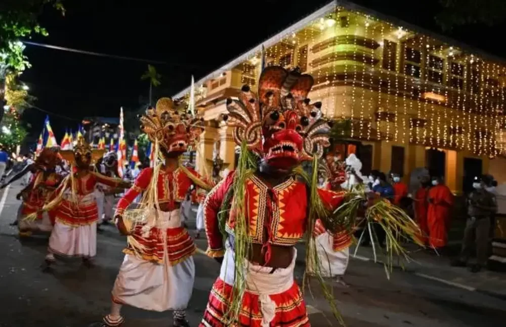 traditional-dancers-perform-gangaramaya navam maha perahera sri lanka